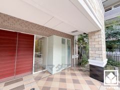 広々とした明るいエントランス。綺麗に整備されており、帰宅時や来客時にも気持ちの良い空間です。