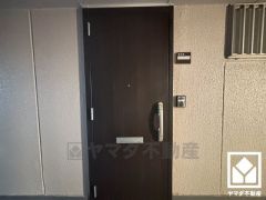 シンプルで洗練された玄関デザイン。帰るたびにホッとできる、心地よい住まいの入り口。