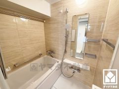 1日の疲れを癒す浴室でゆったりリフレッシュ。ナチュラルな木目調のパネルは落ち着いた雰囲気を演出してくれます。