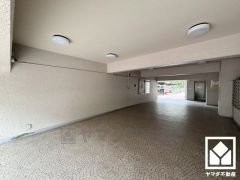 広々としたロビーには集合ポストが備わっています。鍵付きなので安心です。