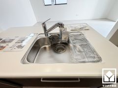 清潔感あふれるシンクで、毎日を気持ちよくスタート。浄水器付きなので、いつでも安心・安全な水をお使いいただけます。