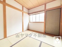 約4.5帖の3階和室です。大きな窓からは明るい光が降り注ぎます。温かみのある畳のスッキリとしたデザインが、暮らしを心地よく彩ります。