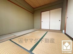 客間にも、ワークスペースにも、家族のくつろぎ空間にも。暮らしに寄り添う、自由に使える和室。