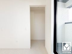 収納力豊富なウォークインクローゼット付き。お洋服はもちろん、スーツケースなどの大物もしっかり収納できます。