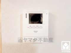 突然の来訪時でも安心なモニター付きインターホンを完備。お留守番中のお子様でも簡単に来訪者の確認ができます。