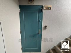 シンプルで洗練された玄関デザイン。帰るたびにホッとできる、心地よい住まいの入り口。