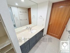 ワイドなカウンターで、忙しい朝でも身支度がしやすく時短になります。