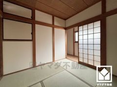 客間にもなる十分な広さの和室です。和の趣と現代の快適さを兼ね備えた空間。開放的にも、落ち着いたプライベート空間にもなる和室の魅力をぜひ。