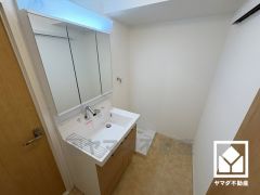 小さなお子様のお風呂上りもこのスペースがあればゆったりとして頂けます。室内洗濯機置場がございますので、天候に左右されず洗濯していただけます。