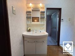 収納豊富でスッキリお使い頂ける洗面台です。洗面ボウルが広めなので、忙しい朝でも身支度がしやすく時短になります。