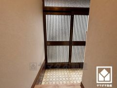 シンプルで洗練された玄関スペース。帰るたびにホッとできる、心地よい住まいの入り口。