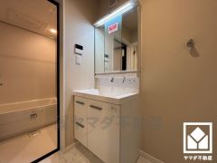 収納付きでスッキリお使い頂ける3面鏡の洗面台です。洗面ボウルが広めなので、忙しい朝でも身支度がしやすく時短になります。