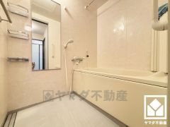 1日の疲れを癒す浴室でゆったりリフレッシュ。清潔感あふれる空間で、毎日のバスタイムをより快適に。