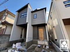 2階約12帖のお部屋は2WAYの扉が設置されており、間仕切り壁を設置して将来の家族構成の変化にも対応可能な作りになっています。間仕切り壁の設置工事は有償となります。