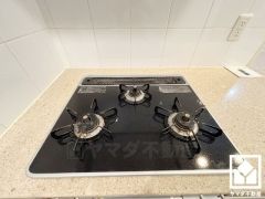 毎日の料理がもっとスムーズに。便利な3口コンロ付きキッチン。