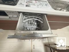 毎日の家事の負担を軽減でき、水道代の節約にもなる食器洗乾燥機付き。