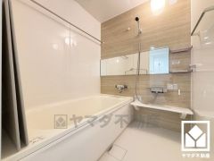 ゆったり足が伸ばせるので、毎日の疲れを癒やすバスタイムを実現。鏡が横長なので、お子様でも見やすく便利です。