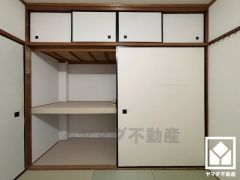大きな押入れなので整理整頓しやすいです。季節の衣類や寝具などもすっきり片付きます。