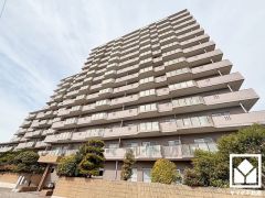 重厚感のあるファサードが、洗練された暮らしを予感させる。街並みに馴染みながらも、ひときわ目を引く存在感。