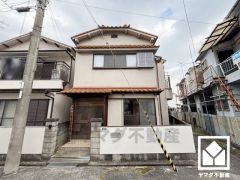 阪神電鉄本線「武庫川」駅まで徒歩約17分、JR東海道本線「甲子園口」駅まで徒歩約22分、阪神電鉄武庫川線「東鳴尾」駅まで徒歩約28分の立地。