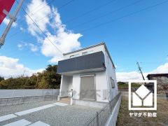 JR福知山線「猪名寺」駅まで徒歩約20分、阪急電鉄神戸線「園田」駅まで徒歩約28分の立地。