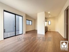 広々16帖のLDKが魅力。家族全員がリラックスできる、ゆったりとした快適リビングで温かい団らんの時間を。