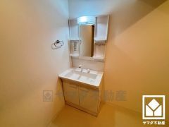 収納豊富でスッキリお使い頂ける洗面台です。洗面ボウルが広めなので、忙しい朝でも身支度がしやすく時短になります。