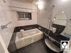 1日の疲れを癒す浴室でゆったりリフレッシュ。小窓が付いているので明るく、こもりがちな湿気もすぐ取り除くことができます。