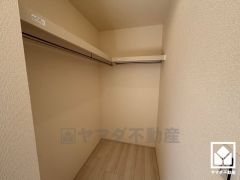 収納力豊富なウォークインクローゼット付き。お洋服はもちろん、スーツケースなどの大物もしっかり収納できます。