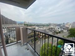 前面に視界を遮る高い建物がなく、開放的な景色が広がります。