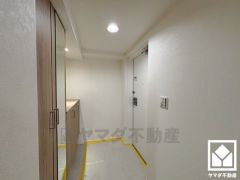 玄関にはたっぷりの収納スペースを完備。家族の靴もしっかり収納できるので、玄関がいつも片付き、気持ちよくお客様を迎えられます。お出かけの前のチェックにも便利な鏡付きです。