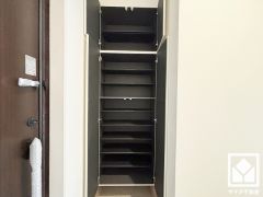 玄関にはシューズボックスを完備。家族の靴もしっかり収納できるので、玄関がいつも片付き、気持ちよくお客様を迎えられます。