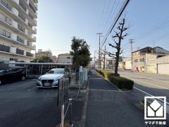 「ライフ尼崎大西店」まで徒歩5分、「セブンイレブン尼崎名神町2丁目店」まで徒歩6分、「キリン堂尼崎三反田店」まで徒歩8分など、お買い物施設が徒歩圏内に複数あり便利な住環境です。