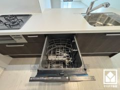 毎日の家事の負担を軽減でき、水道代の節約にもなる食器洗乾燥機付き。