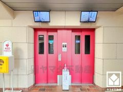 複数基のエレベーターを設置し、待ち時間を短縮。快適な住まいへのアクセスをスムーズに。防犯カメラが設置されておりセキュリティに配慮されています。