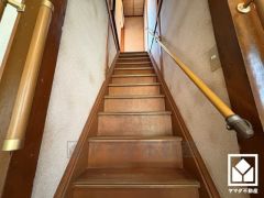 階段にも手摺りが設置されており、上り下りが楽になります。