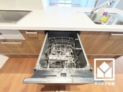 毎日の家事の負担を軽減でき、水道代の節約にもなる食器洗乾燥機付き。