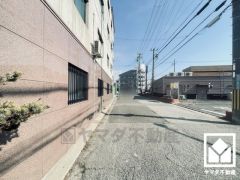 阪急電鉄神戸線・伊丹線「塚口」駅まで徒歩約9分、JR福知山線「塚口」駅まで徒歩約18分の立地。