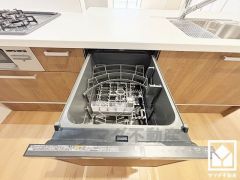 毎日の家事の負担を軽減でき、水道代の節約にもなる食器洗乾燥機付き。