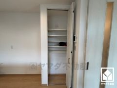 クローゼットは奥行きがあるので、収納力も申し分ありません。