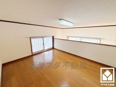 ロフトにも窓があり、明るく開放的な空間になっています。