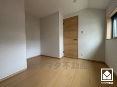 約5帖の洋室です。お子様のお部屋などにも丁度良い広さです。
