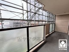 東側バルコニーのため、朝日が気持ちよく入り爽やかな一日を始められます。奥行きがあり広々としているため、お洗濯物もたっぷりと干す事ができます。