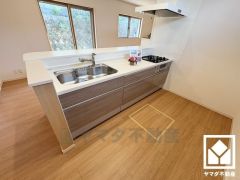 カウンターキッチンなので配膳や片付けがしやすく、お料理中でもお子様の様子が分かって安心です。毎日の料理がもっとスムーズになる、便利な3口コンロ付き。