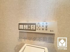 温水洗浄便座付きで、季節を問わずいつでも温かい便座をお使いいただけます。