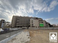 重厚感のあるファサードが、洗練された暮らしを予感させる。品格あるデザインが魅力のマンション。