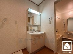 小さなお子様のお風呂上りもこのスペースがあればゆったりとして頂けます。室内洗濯機置場がございますので、天候に左右されず洗濯していただけます。