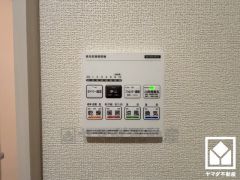 浴室暖房乾燥機付き。真冬の寒い浴室を暖かく、また雨の日の洗濯物の乾燥にと多用途に活躍する機能です。