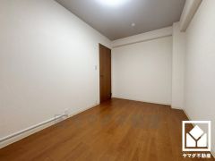 約5.5帖の北西側納戸です。アウトドア用品や趣味の道具もしっかり収納できて家の中をもっとスッキリ。