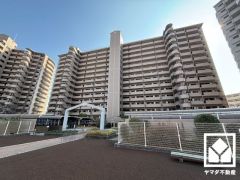 収納力豊富なウォークインクローゼット付き。お洋服はもちろん、スーツケースなどの大物もしっかり収納できます。